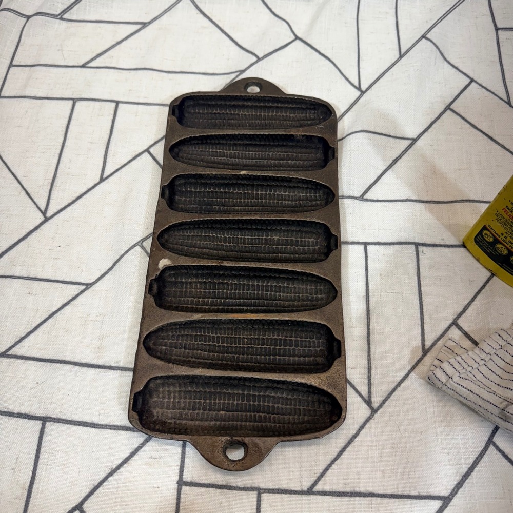Unbranded Cast Iron Cornbread Pan 13in Gray 7 Slot Corn Stick Molds‎ Made in USA